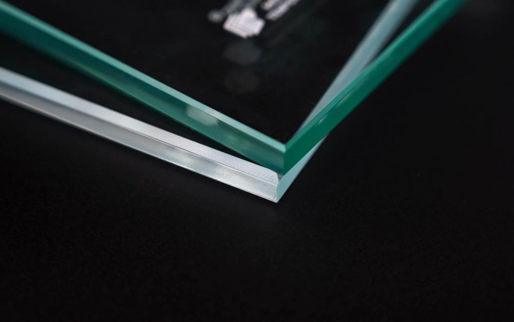 Phân biệt kính siêu trong và kính thường trên nền đen