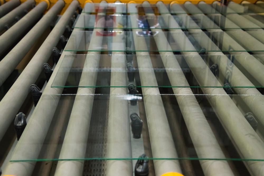 cận cảnh mài kính cường lực