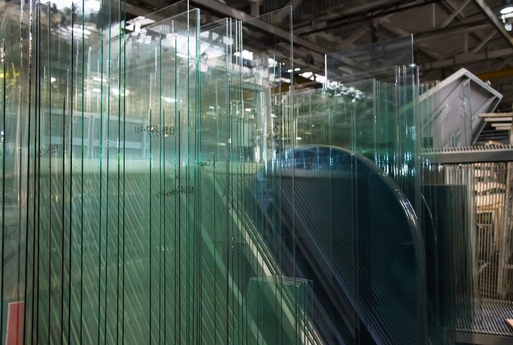Khu vực tập kết phôi kính chờ gia công số lượng lớn tại xưởng Thăng Long Glass.