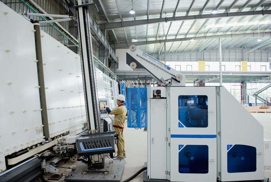Hệ thống máy mài cạnh CNC hiện đại được trang bị tại nhà máy Kính Thăng Long.