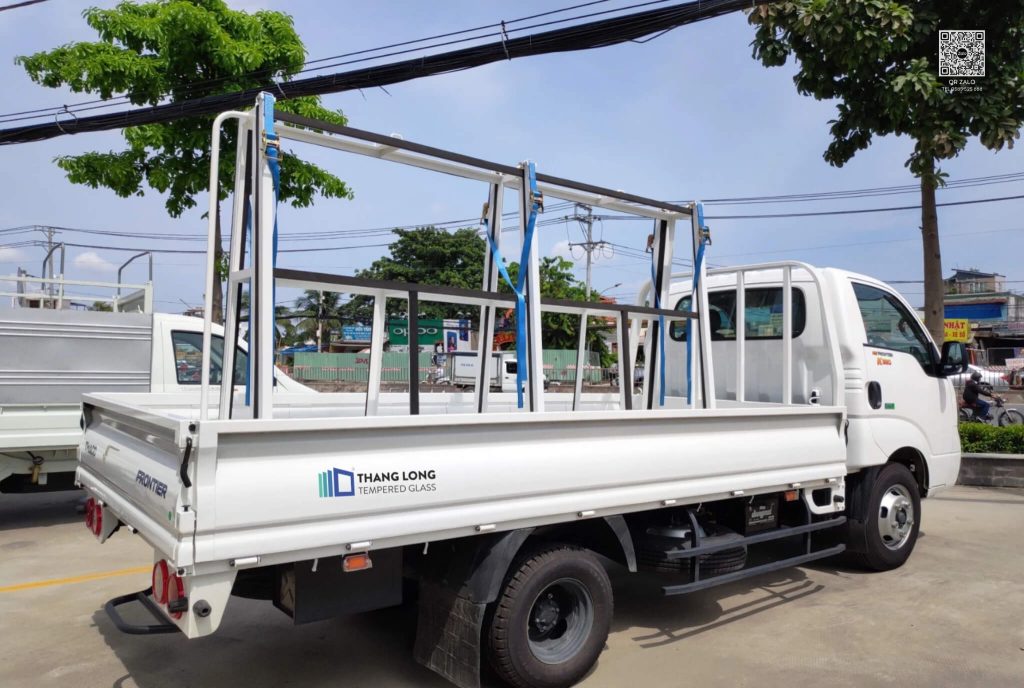 Xe nâng di chuyển các giá kính khổ lớn an toàn trong khuôn viên nhà máy Kính Thăng Long.