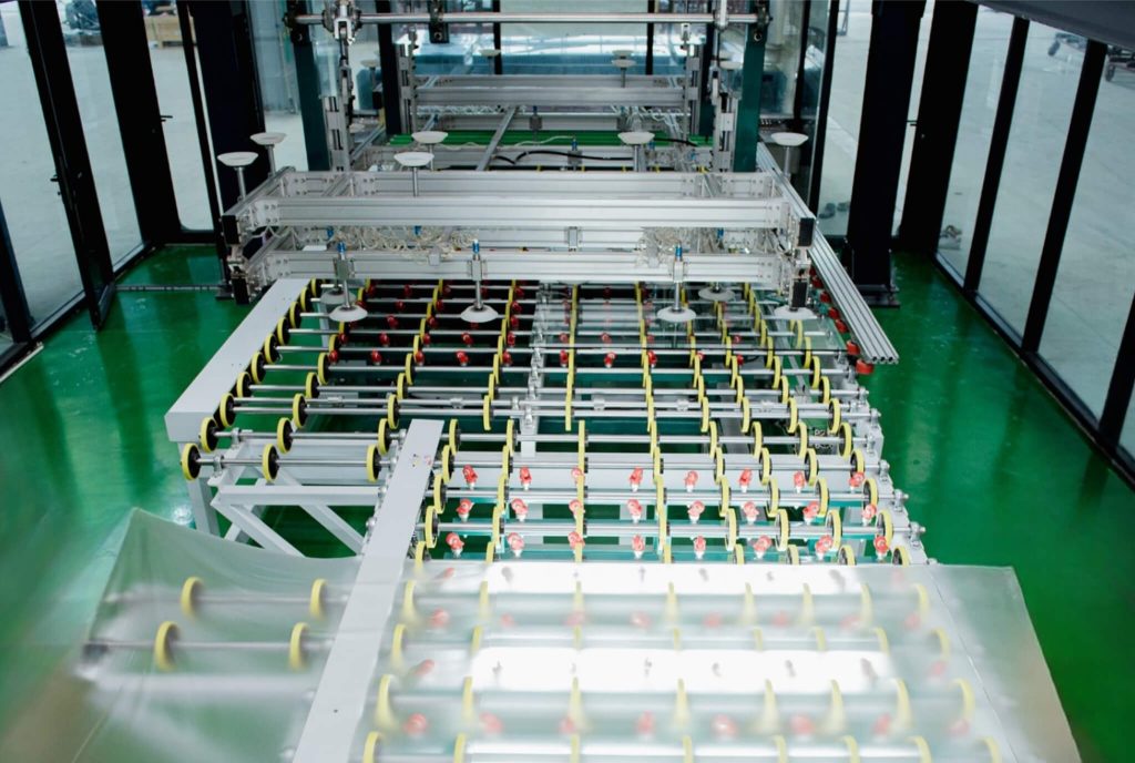 Không gian nhà xưởng rộng rãi và đạt chuẩn an toàn tại nhà máy sản xuất Kính Thăng Long.