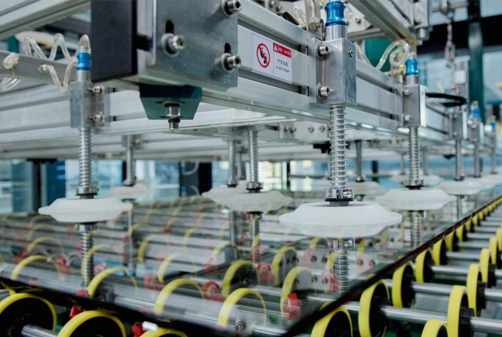 Hoạt động sản xuất kính cường lực nhộn nhịp mỗi ngày tại nhà máy Kính Thăng Long.