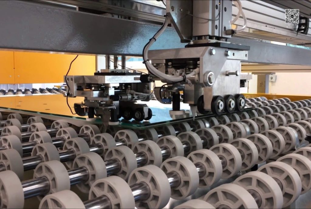 Máy mài cạnh CNC công nghệ mới tại địa chỉ gia công kính Thăng Long Glass.