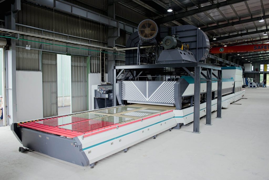 Hoạt động sản xuất liên tục mỗi ngày tại xưởng kính cường lực quy mô lớn ở Hà Nội.