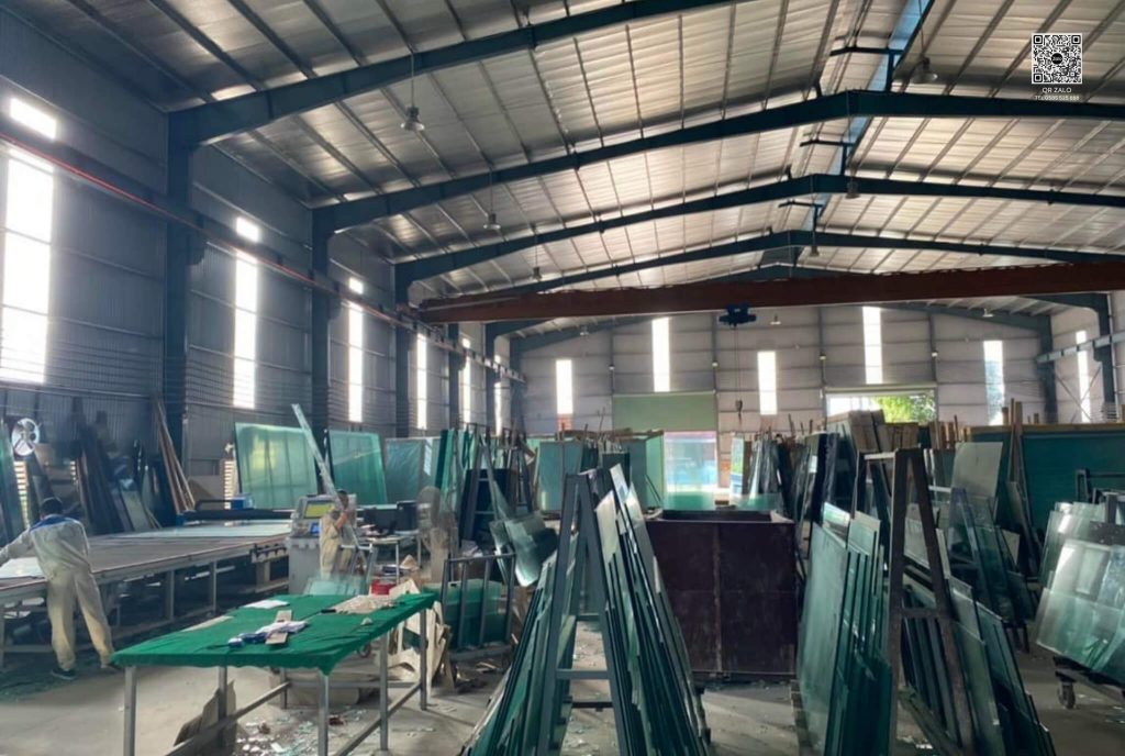 Nhà máy Thăng Long liên tục đầu tư công nghệ tại địa chỉ xưởng để tối ưu hóa việc cắt và gia công và cung cấp kính.