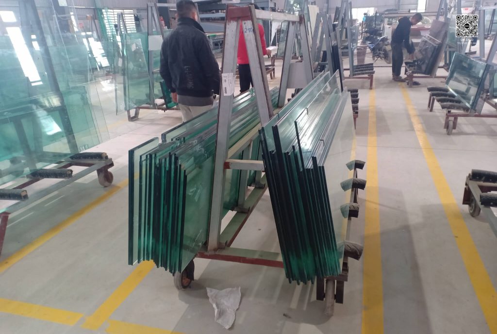 Cận cảnh phôi kính nguyên liệu được cung cấp từ nhà máy đang chờ cắt và gia công tại địa chỉ xưởng Phú Cát.