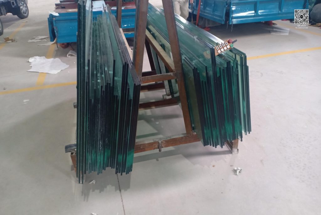 Quy trình cắt và gia công khép kín tại xưởng giúp nhà máy cung cấp kính xây dựng với giá cạnh tranh nhất.