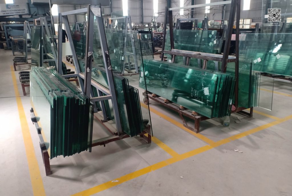 Hệ thống máy CNC tại địa chỉ nhà máy Kính Thăng Long chuyên cắt và gia công để cung cấp số lượng lớn.