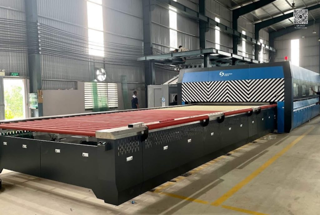 Khách hàng tham quan địa chỉ xưởng Kính Thăng Long - Đơn vị cung cấp và cắt và gia công kính hàng đầu.