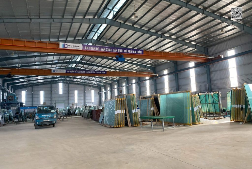 Xưởng gia công Kính Thăng Long cung cấp dịch vụ cắt và gia công mặt bàn kính lấy ngay theo địa chỉ yêu cầu.