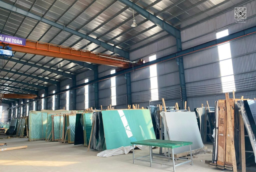 Dịch vụ cắt và gia công kính ốp bếp do nhà máy Thăng Long cung cấp trực tiếp từ xưởng.