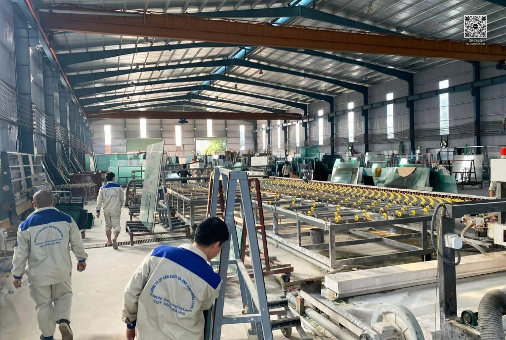Xưởng Thăng Long Glass chuyên cắt và gia công và cung cấp vách kính tắm cao cấp tận địa chỉ dự án.