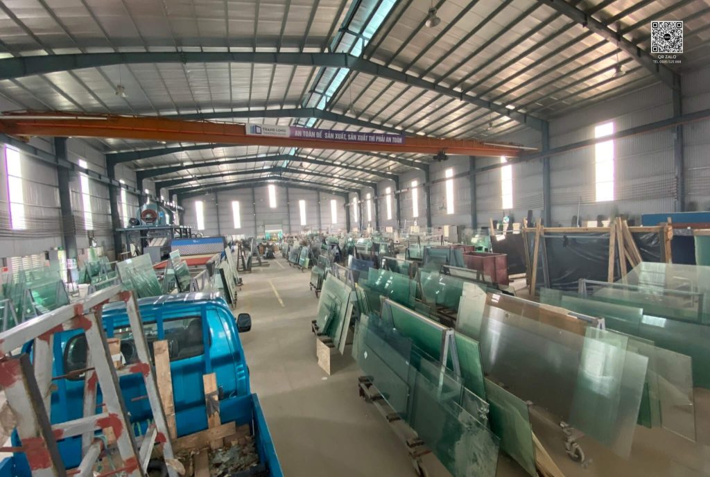 Nhà máy Kính Thăng Long cung cấp dịch vụ cắt và gia công tại địa chỉ cuối Đại Lộ Thăng Long.