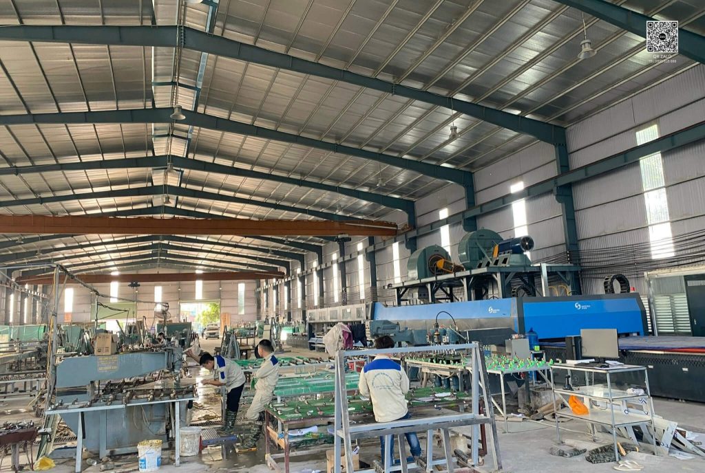 Xưởng gia công kính quy mô lớn tại Km QL21A xã Phú Cát Hà Nội.