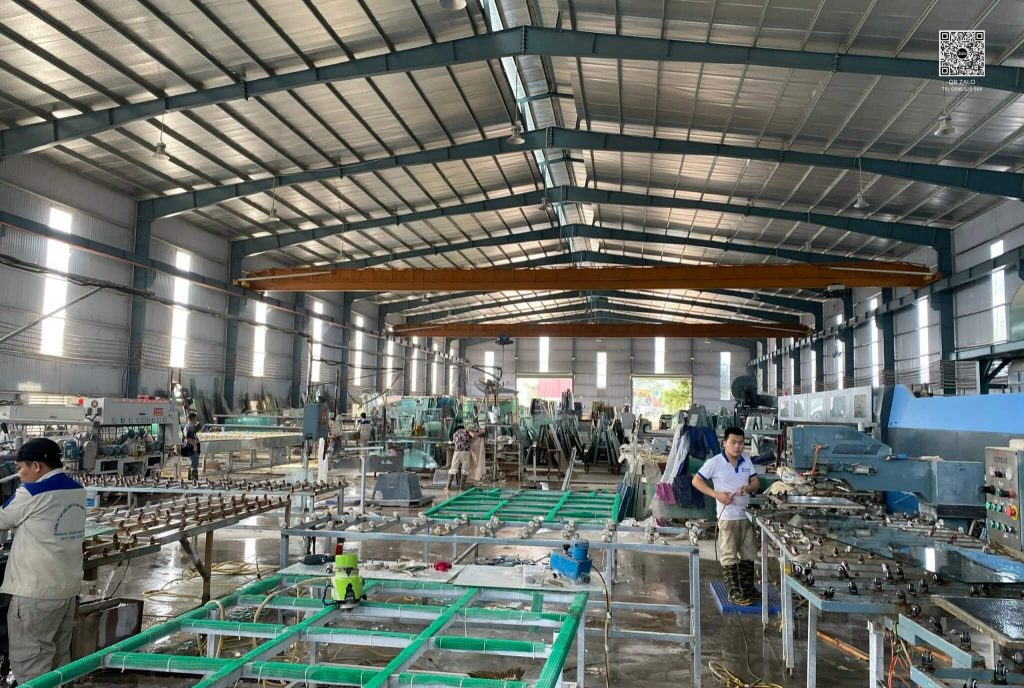 Địa chỉ nhà máy sản xuất kính Thăng Long tại cuối đường Đại Lộ Thăng Long.