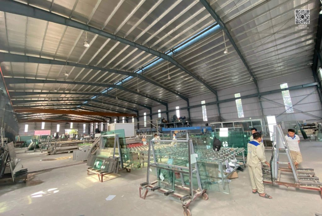 Chỉ đường đến văn phòng giao dịch Kính Thăng Long trước bến xe Yên Nghĩa.