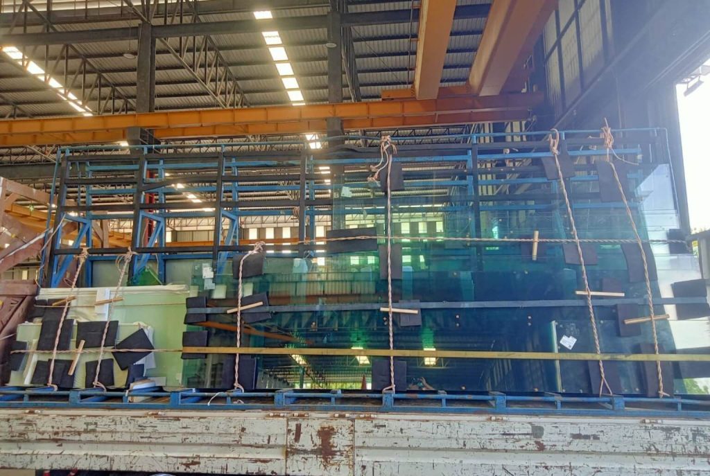Nhận gia công kính cường lực số lượng lớn, hỗ trợ vận chuyển tận chân công trình.