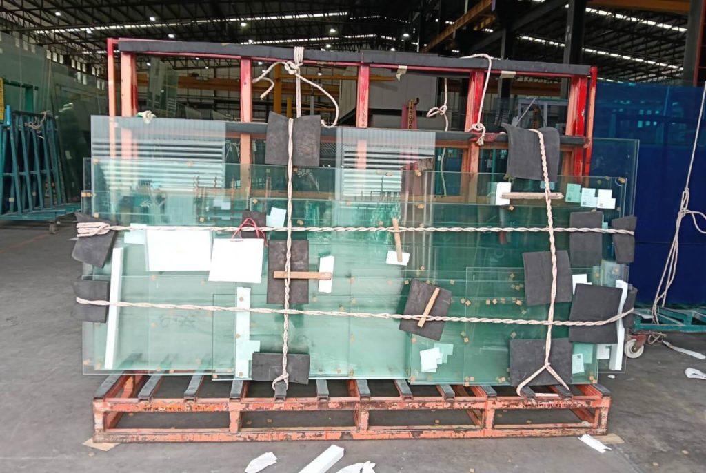 Tìm xưởng cắt kính gần đây uy tín - Kính Thăng Long tại bến xe Yên Nghĩa.