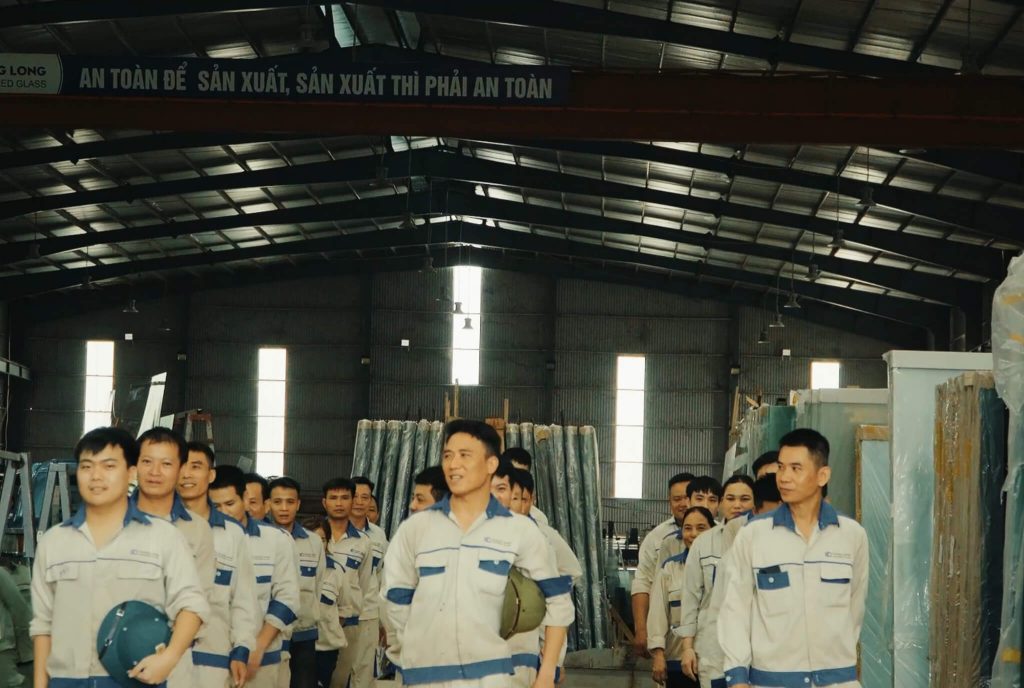 Đội ngũ thợ kỹ thuật vận hành máy móc trực tiếp tại xưởng Kính Thăng Long.