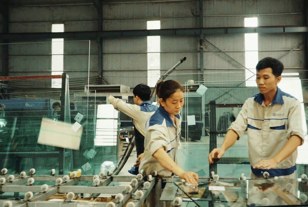 Đội ngũ kỹ thuật Thăng Long Glass đang vận hành máy cắt kính CNC tự động tại phân xưởng