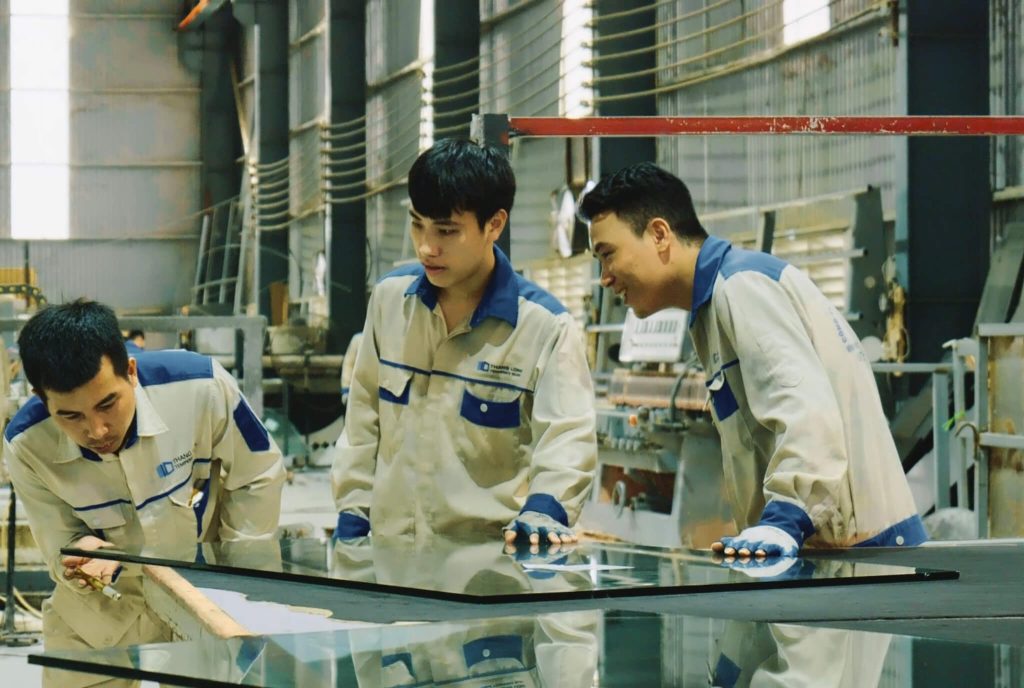 Kỹ thuật viên giàu kinh nghiệm trực tiếp điều khiển lò tôi nhiệt tại phân xưởng Kính Thăng Long.