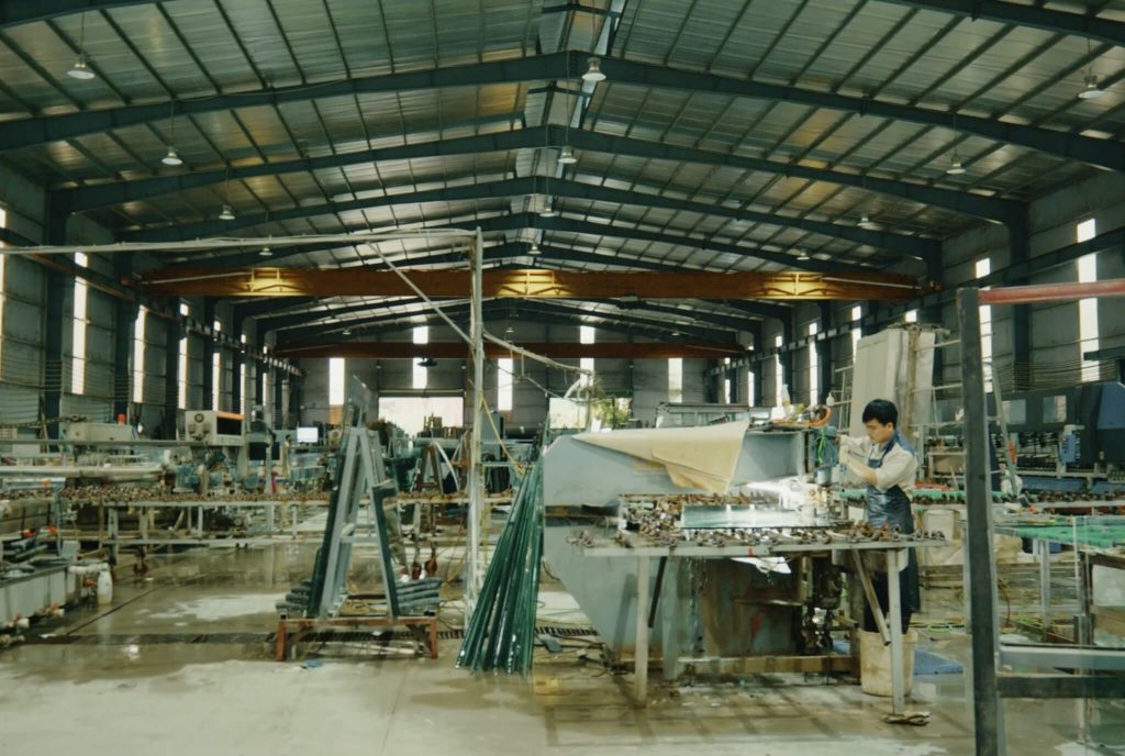 Không gian làm việc bên trong xưởng kính Thăng Long Glass quy mô lớn