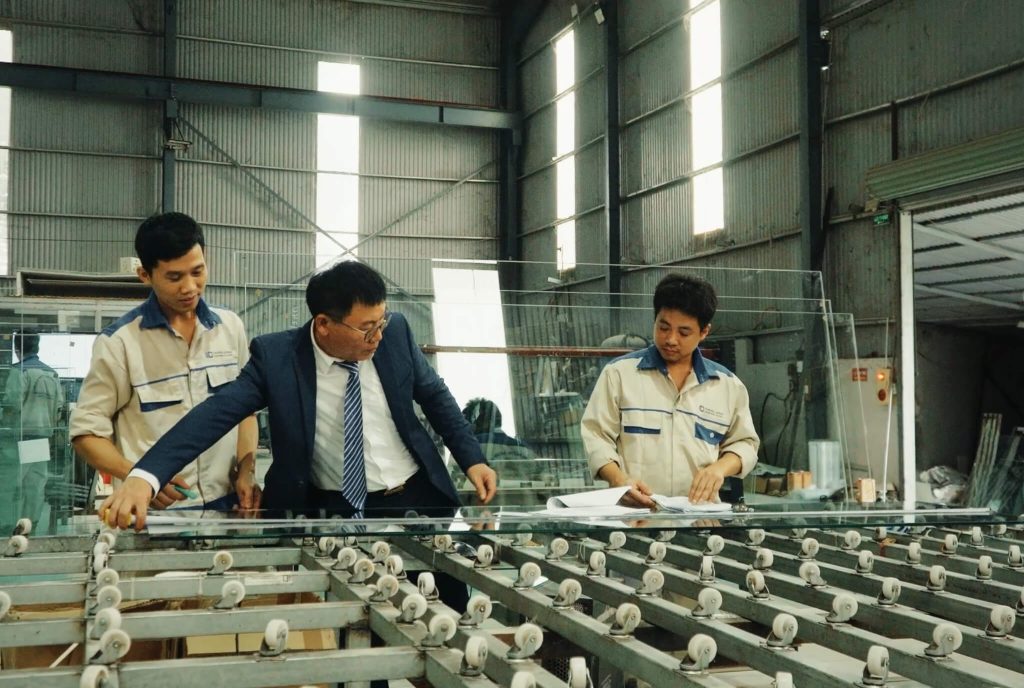 Hoạt động gia công kính chuyên nghiệp mỗi ngày tại xưởng Kính Thăng Long.