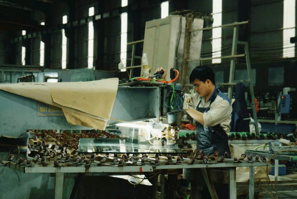 Xưởng sản xuất Kính Thăng Long trực tiếp cung cấp sản phẩm không qua trung gian.