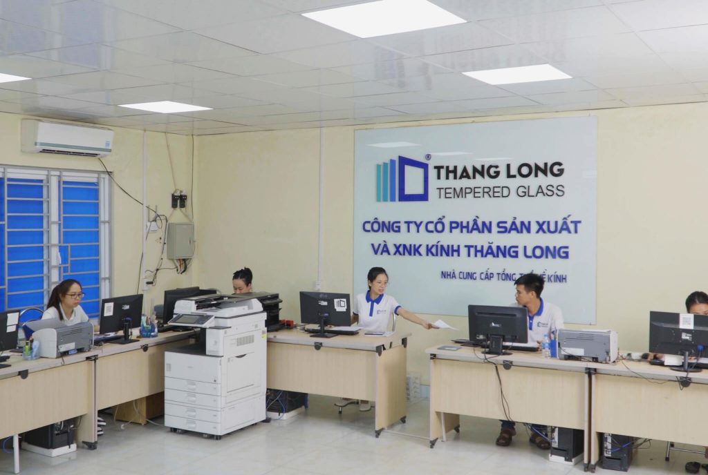 Nhân viên chăm sóc khách hàng Kính Thăng Long hỗ trợ chốt đơn gia công kính qua Hotline Zalo.