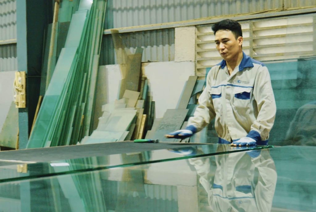Quá trình nghiệm thu nghiêm ngặt từng tấm kính của thợ kỹ thuật tại phân xưởng Thăng Long Glass.