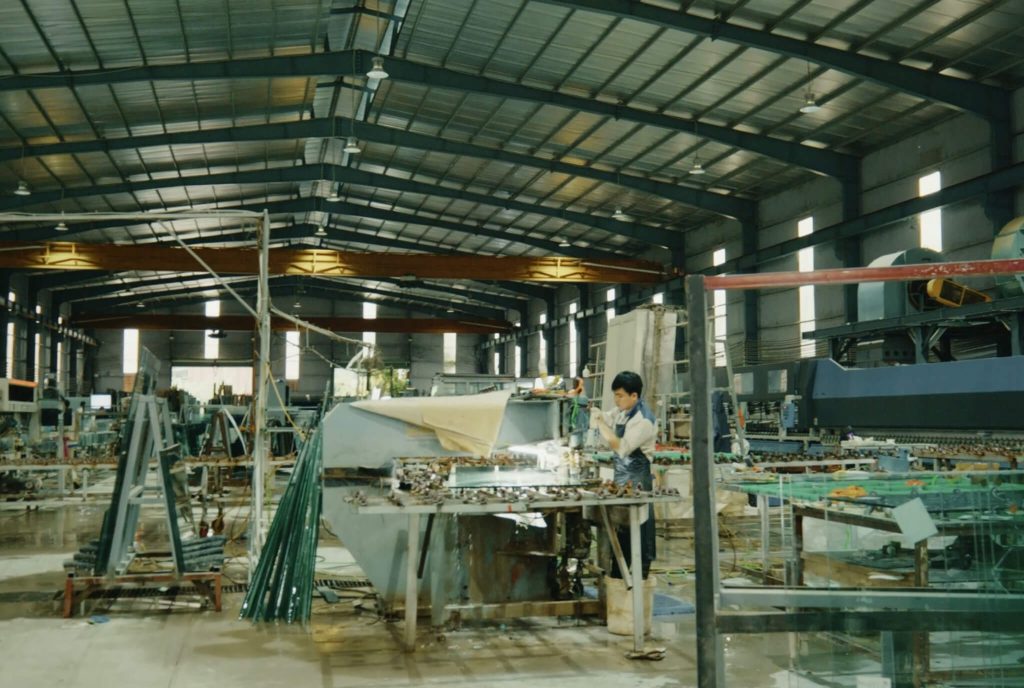 Khu vực tập kết phôi kính chờ gia công tại xưởng sản xuất Kính Thăng Long.