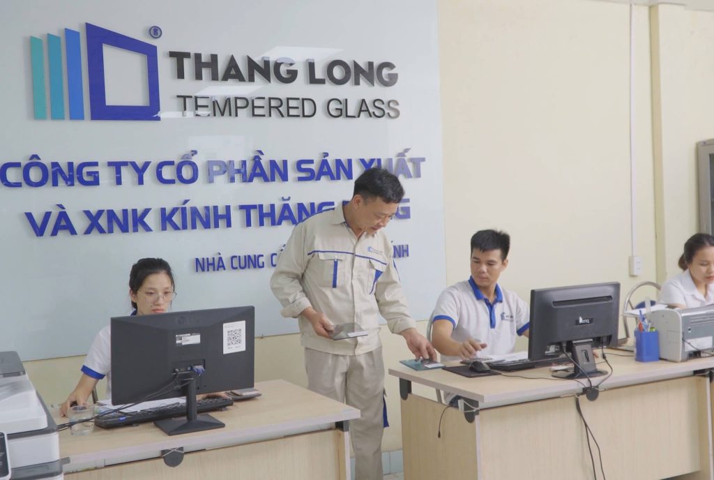 Đội ngũ sale văn phòng Kính Thăng Long tư vấn giải pháp tổng thể về kính mặt dựng chuyên nghiệp.