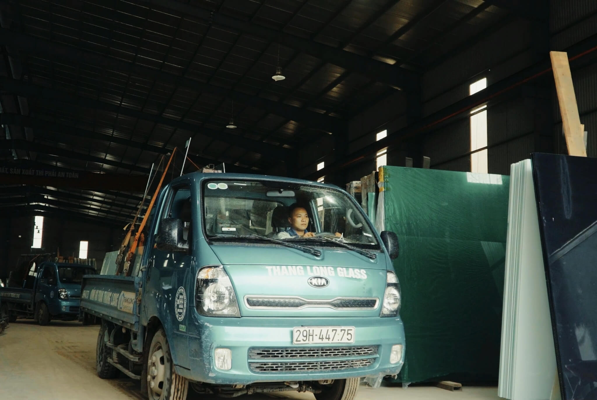 banner kinh thang long glass 51