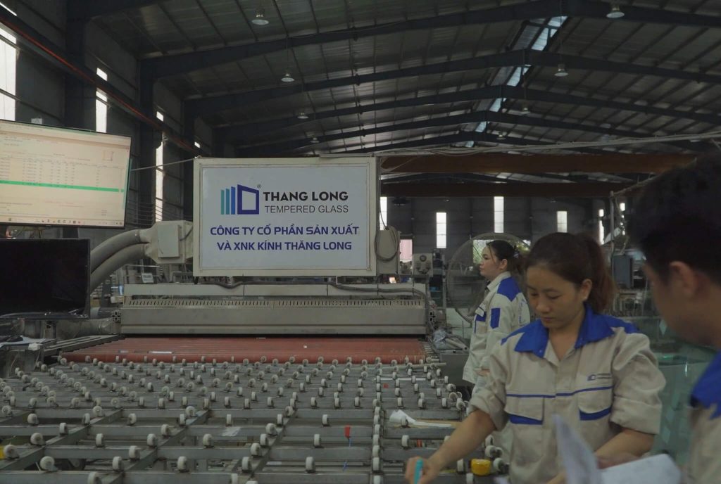 Môi trường sản xuất an toàn và đạt chuẩn tại xưởng Thăng Long Tempered Glass.