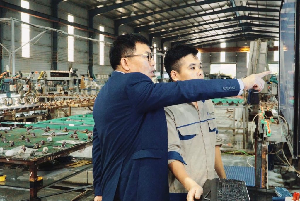 Đội ngũ kỹ thuật viên giàu kinh nghiệm đang giám sát quy trình gia công tại nhà máy Kính Thăng Long.