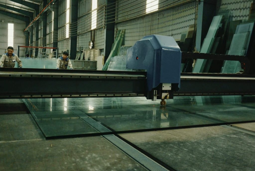 Dây chuyền sản xuất kính cường lực khép kín tại xưởng Thăng Long Glass.