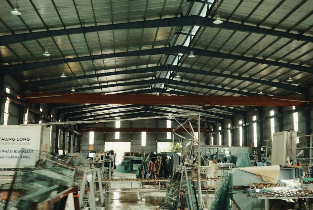 Toàn cảnh nhà máy gia công kính cường lực Thăng Long nhìn từ khu vực kho thành phẩm.