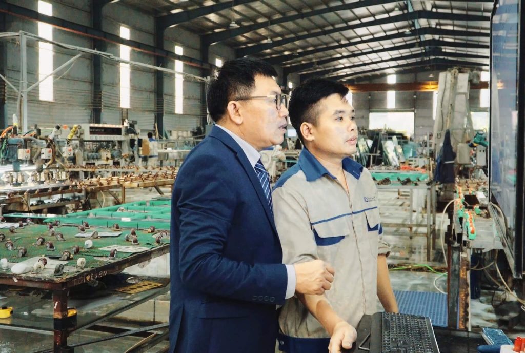 Chuyên viên QC của Thăng Long Glass đánh giá độ an toàn của kính thành phẩm tại phân xưởng.