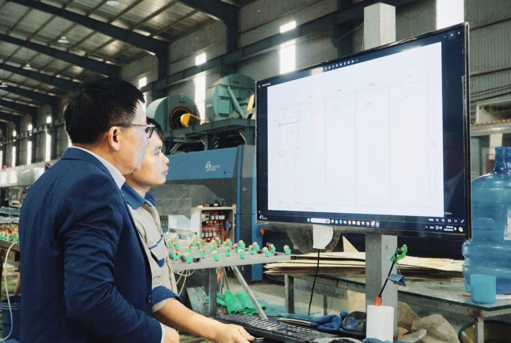 Đội ngũ kỹ thuật Thăng Long Glass kiểm tra chất lượng kính cường lực trước khi xuất xưởng.