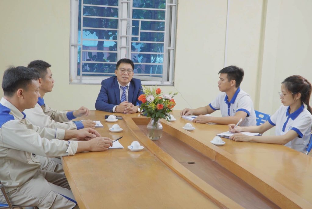 Sự phối hợp kiểm tra bản vẽ nhịp nhàng giữa đội ngũ văn phòng và quản đốc xưởng Kính Thăng Long.